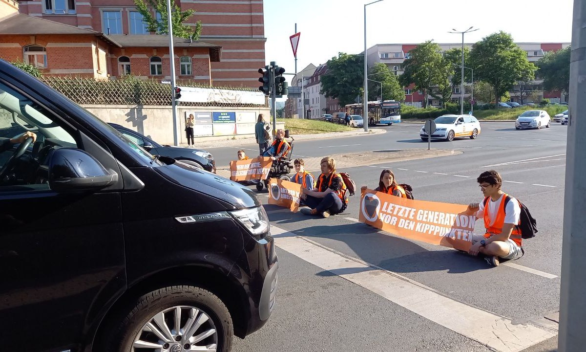 Aktivisten der Letzten Generation haben eine Sitzblockade in Jena gestartet.