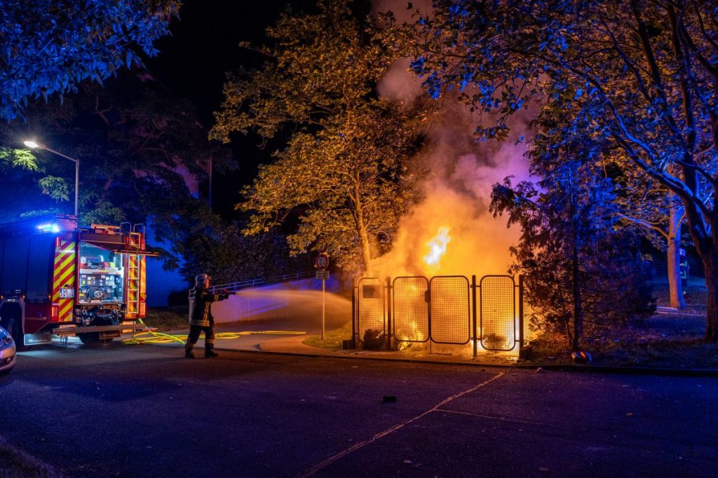 Gegen 2.20 Uhr kam es in der Heinrich-Jäde-Straße in Weimar zum Brand von mehreren Müllcontainern, welche bereits auf angrenzende Bäume übergriffen. Trotz