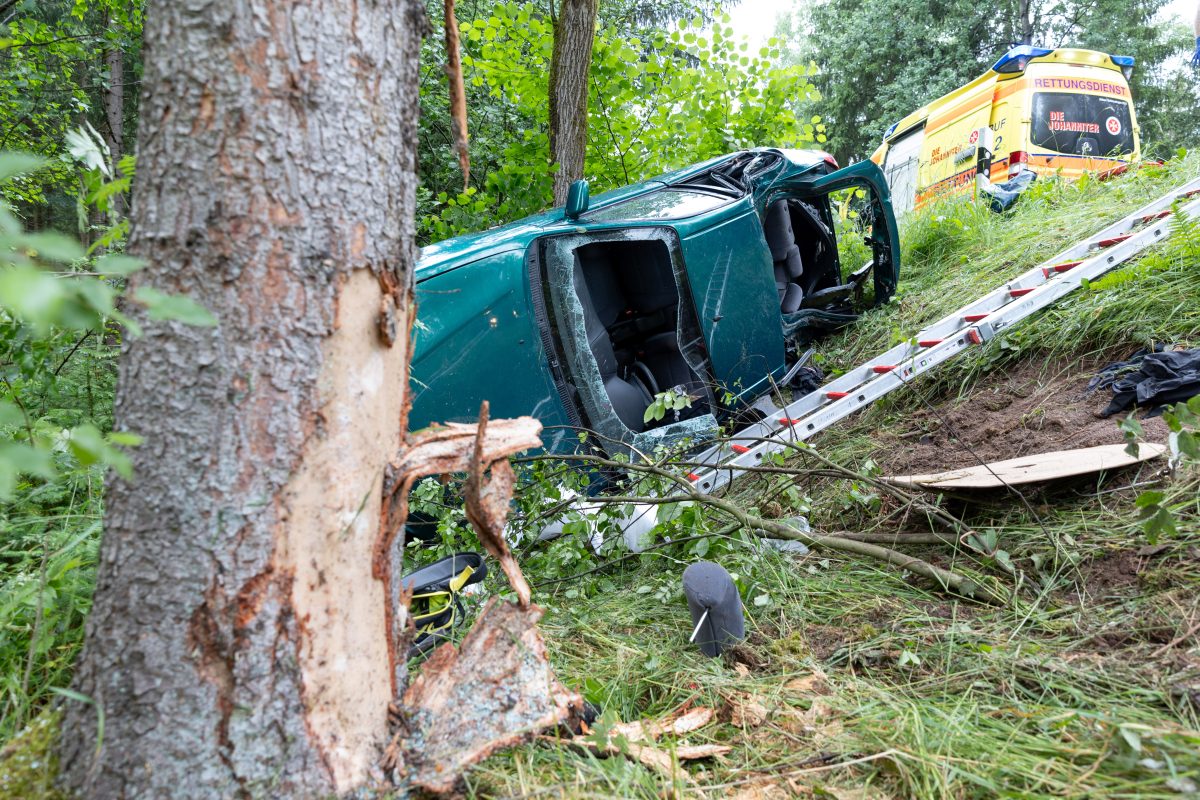 In Thüringen ist ein Mann bei einem Unfall schwer verletzt worden. Gekracht hat es zwischen Hildburghausen und Schleusingen.