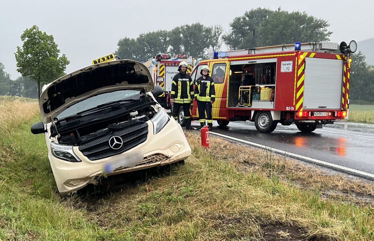 Bei einem Unfall mit einem Taxi in ThÃ¼ringen sind zwei SchÃ¼ler verletzt worden. Der Fahrer war wohl zu schnell unterwegs auf der nassen LandstraÃŸe.