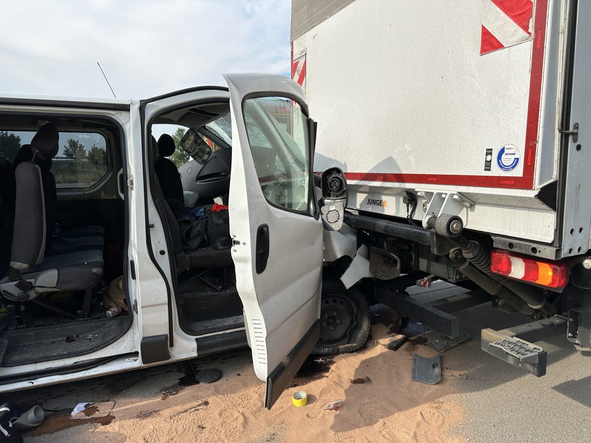 Ein Kleintransporter ist mit hohem Tempo auf einen Lkw aufgefahren