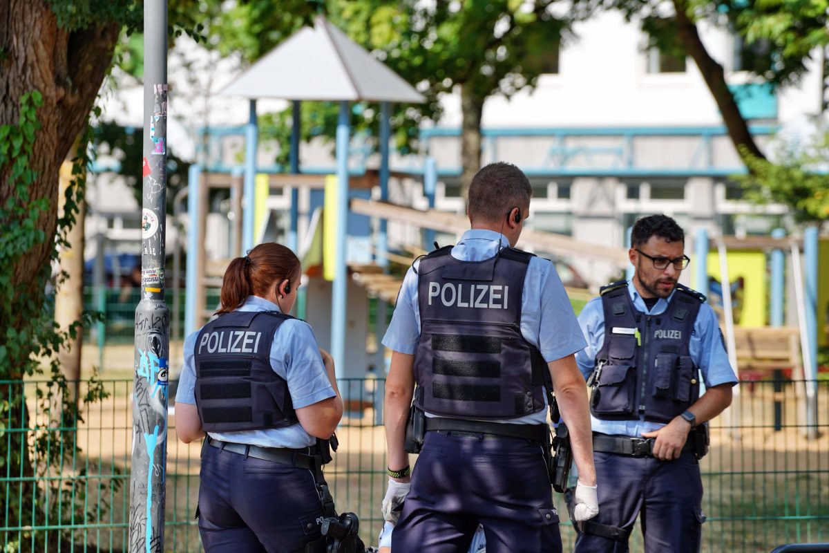 Drei Polizisten auf Spielplatz