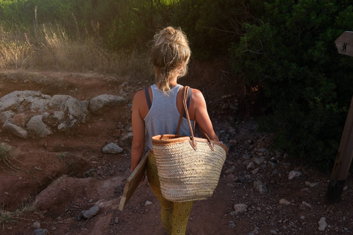 Frau im Sommer im Wald