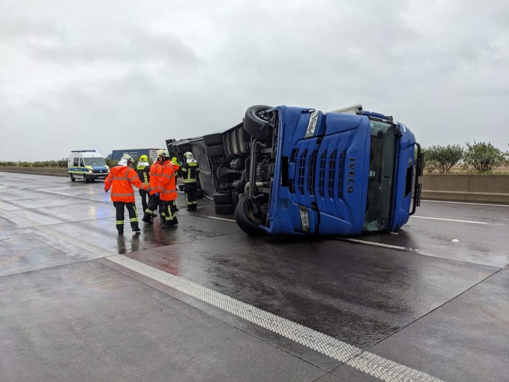 Der Lkw liegt auf der Seite und blockiert die gesamte Fahrbahn der A4 bei Eisenach.