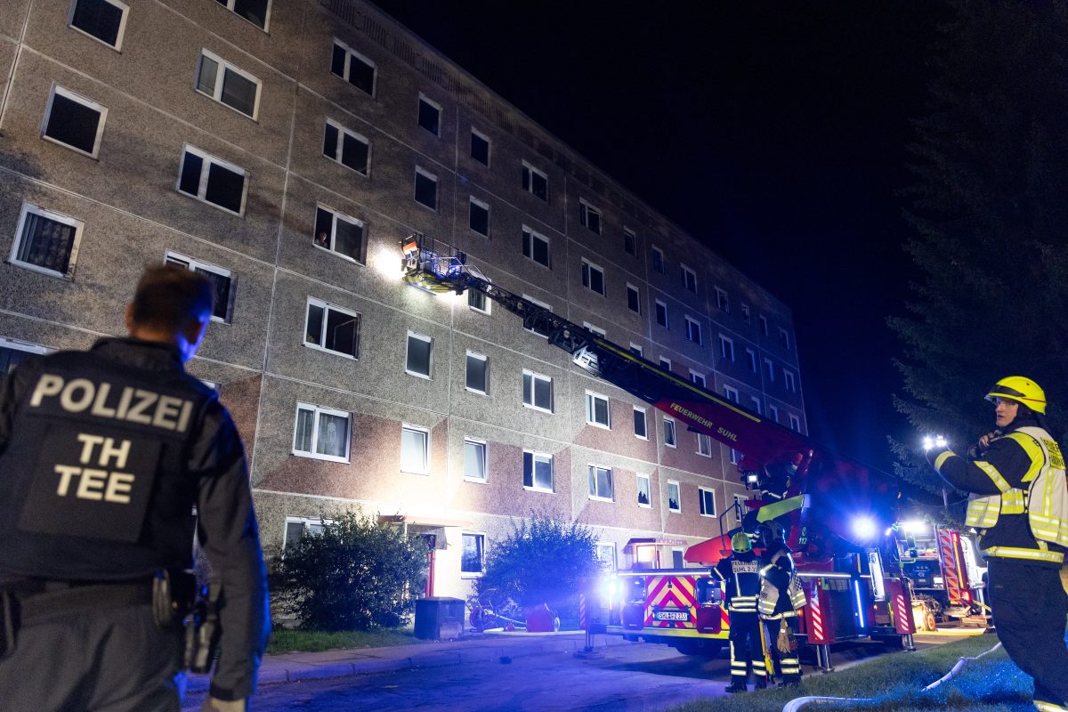 Suhl in ThÃ¼ringen: EinsatzkrÃ¤fte befreien Anwohner mithilfe von Drehleitern.