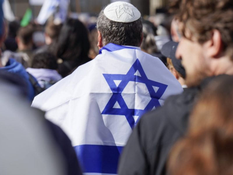 Nach dem Großangriff der islamistischen Palästinenserorganisation Hamas in Israel haben nach Angaben der Polizei rund 100 Menschen in Jena ihre Solidarität mit dem angegriffenen Land gezeigt.