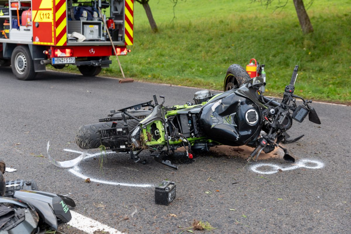 Ein Motorradausflug durch Thüringen nahm für einen 64-Jährigen kein gutes Ende. Er kämpft im Krankenhaus um sein Leben.