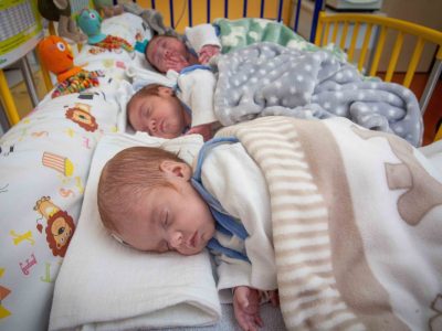 Das Trio wurde die vergangenen Monate auf der Frühgeborenenstation (Neonatologie) und anschließend auf der Interdisziplinären Operativen Station (IOS) im Helios Klinikum Erfurt versorgt.