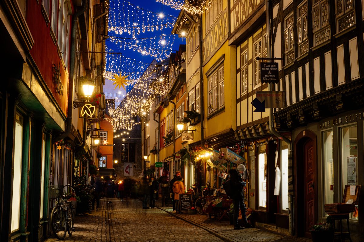 In Erfurt kommt Weihnachtsstimmung auf. Auch die Krämerbrücke ist bereits festlich geschmückt. Doch die Reaktionen sind gemischt. (Archivbild)