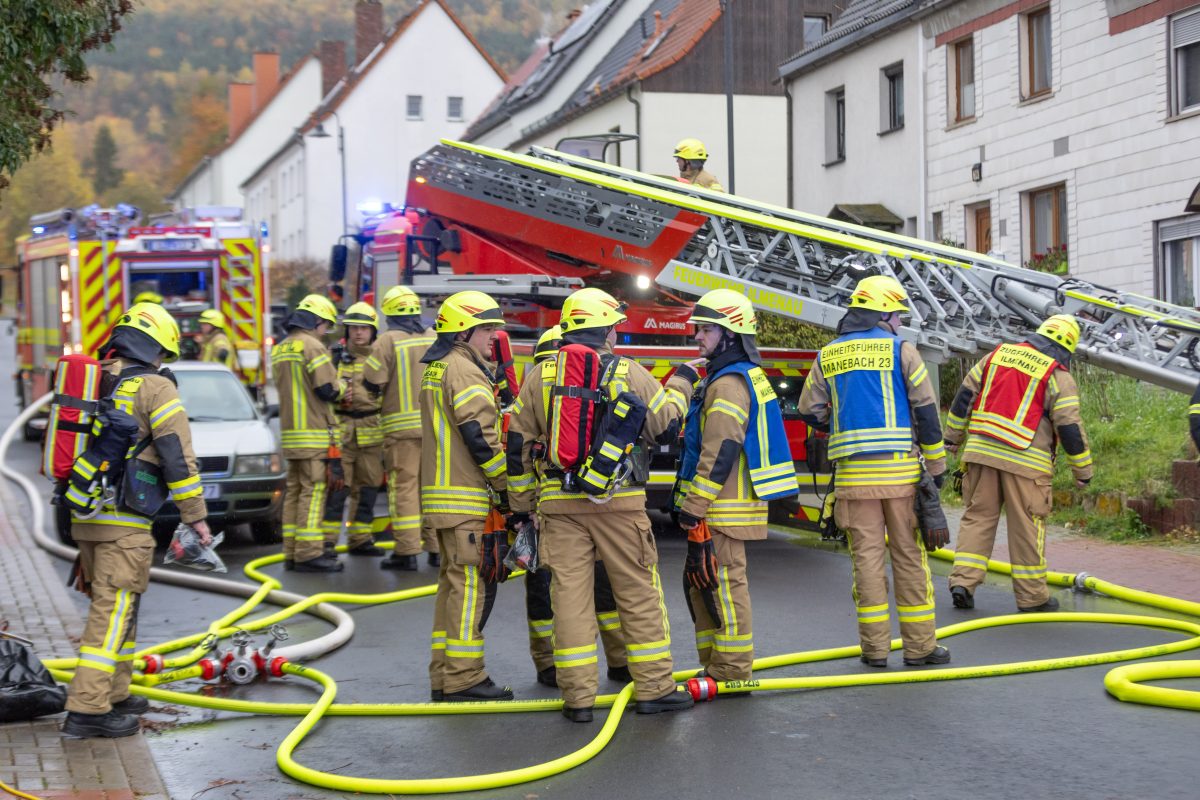 In ThÃ¼ringen kam es zu einem verheerenden Wohnungsbrand in Ilmenau. Ein Mann konnte in letzter Sekunde schwerverletzt gerettet werden.