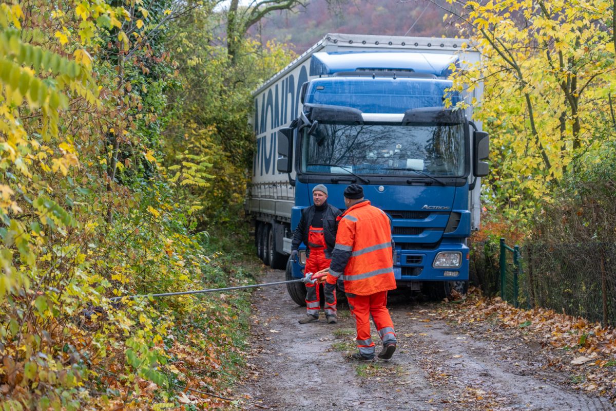 Ein Lkw-Fahrer aus Thüringen verließ sich blind auf sein Navi. Doch es führte ihn, anstatt auf die Autobahn, in die Irre.