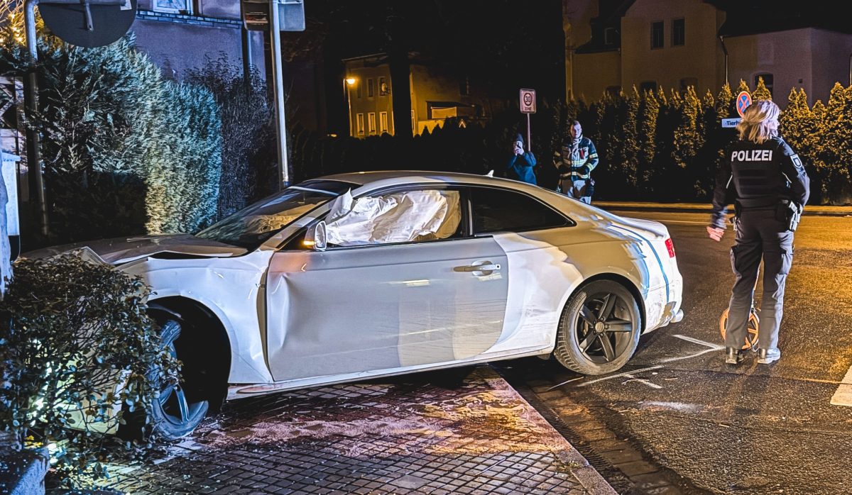 In Thüringen hat sich ein mutmaßlicher Autodieb eine wilde Verfolgungsfahrt mit der Polizei geliefert. Bis es krachte.