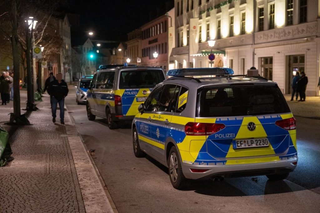 Mehrere Streifenwagen waren auf dem Goetheplatz in Weimar im Einsatz.