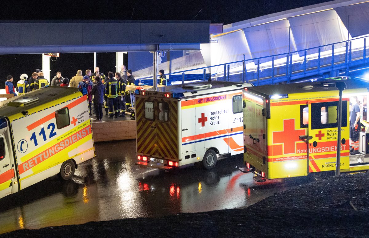 Rettungswagen und Helfer stehen am Ausgang der Bobbahn. Bei einem schweren Unfall auf der Oberhofer Bob- und Rennrodelbahn ist ein Mann ums Leben gekommen.