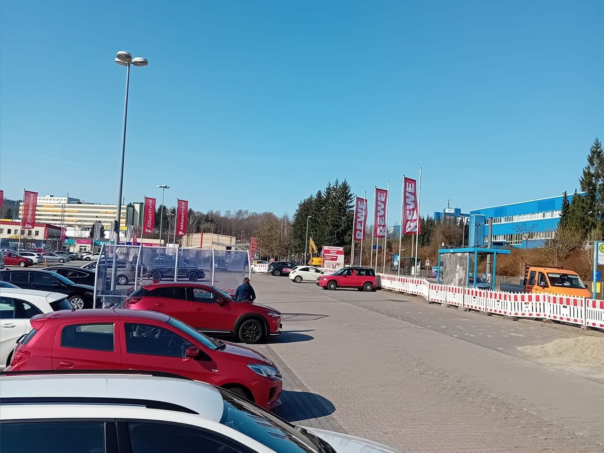 Auf dem Parkplatz des A71-Centers herrscht Verkehrs-Chaos.