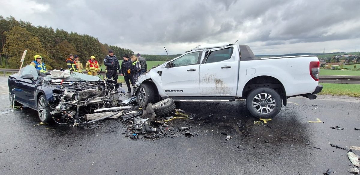 Zwei Autos stehen nach einem Unfall auf der Fahrbahn.Ein Mann ist bei einem Unfall mit mehreren Autos bei Ilmenau gestorben. Zwei weitere Menschen seien verletzt worden, wie ein Polizeisprecher am Samstag auf Anfrage mitteilte.