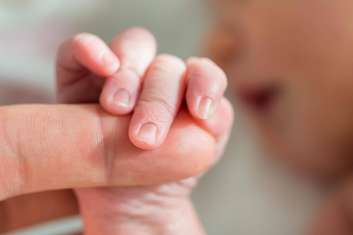 Eine Frau hat sich entschieden, ihr Baby in eine Babyklappe zu legen. Das Kleine hat Blut verloren und ist unterkühlt. Alles muss schnell gehen.