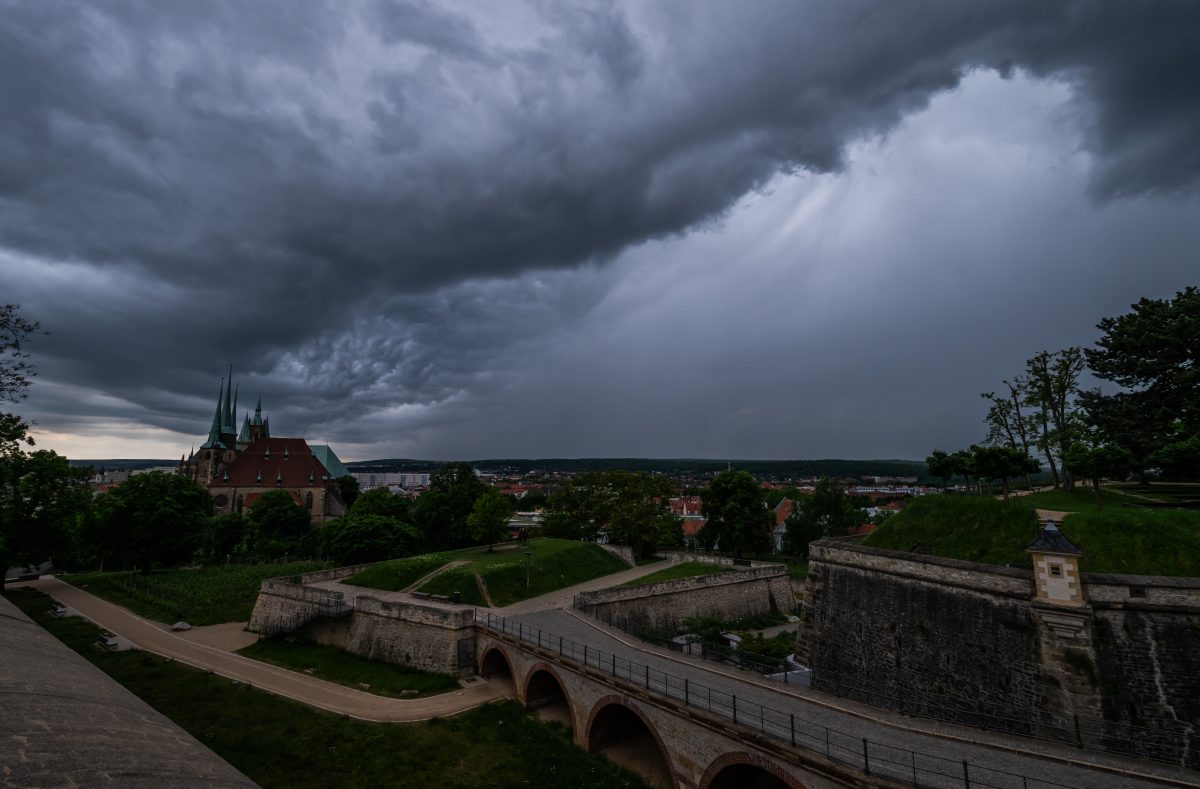 Eine Regenfront zieht am Abend über die Landeshauptstadt Erfurt.