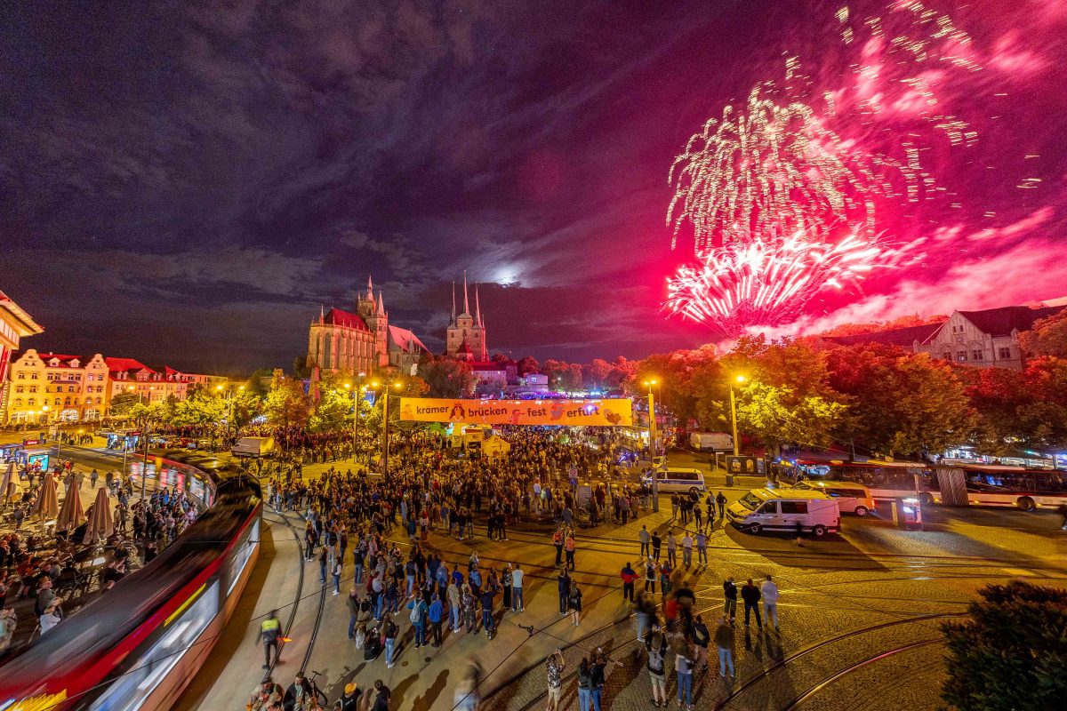 Petrus meint es gut mit Erfurt. Pünktlich zum Start des 47. Krämerbrückenfestes am Samstag, verzog sich der Regen und die Sonne zeigt sich von ihrer besten Seiten. Abschluß und Highlight war das knapp neun Minuten lange Feuerwerk.