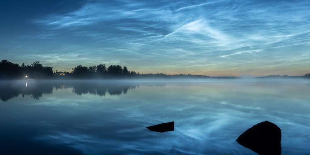 Bei Leuchtenden Nachtwolken handelt es sich um Eiswolkenschleier in rund 80 Kilometern Höhe. Im Gegensatz zu Wolken in tieferen Luftschichten werden die Eiskristalle weiter oben nachts noch von der Sonne angestrahlt.