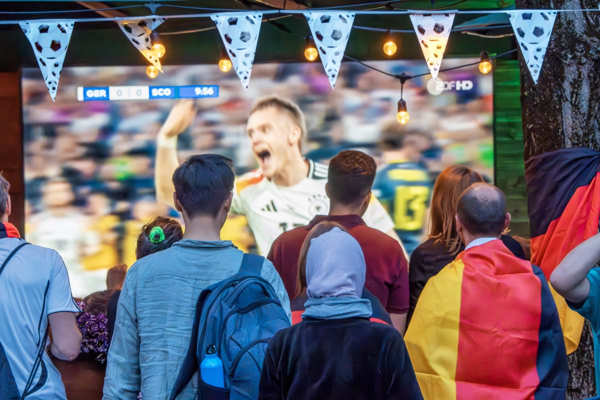 Bei einem Public Viewing in Thüringen wird ein Mann verletzt. Ein anderer soll ihm eine heftige Kopfnuss verpasst haben.