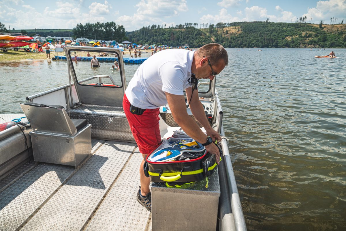 Marcus Stephan von der DRK Wasserwacht im Saale-Orla-Kreis überprüft den Rettungsrucksack auf dem Boot. Bei Temperaturen über 30 Grad zog es am Samstag viele Besucher an den Saalburg-Beach.