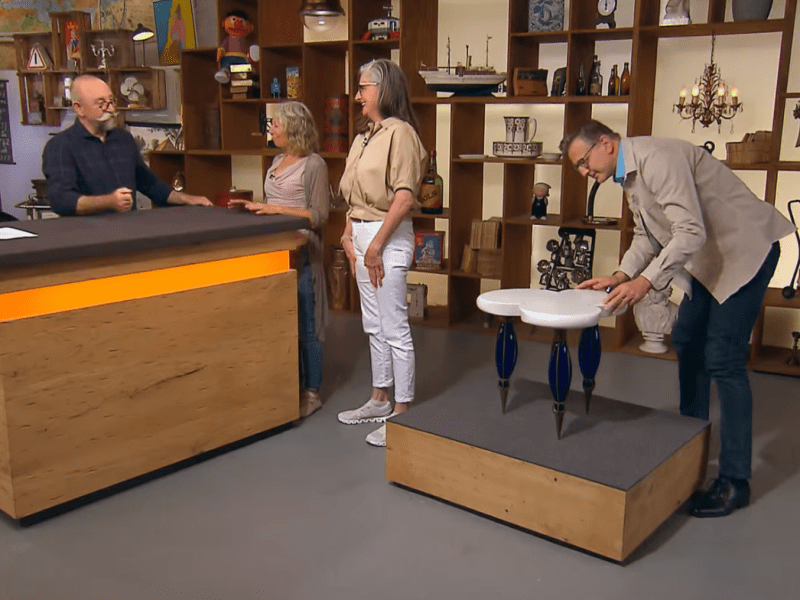 Bine und Marie haben einen Tisch mit zu 