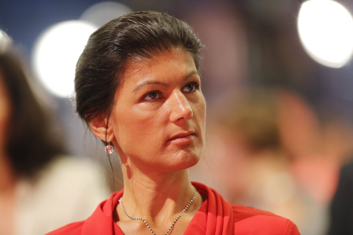 Sahra Wagenknecht fordert eine Rentenreform! Besonders Rentner in Ostdeutschland schneiden schlecht ab, was Wagenknecht als politischen Skandal bezeichnet.