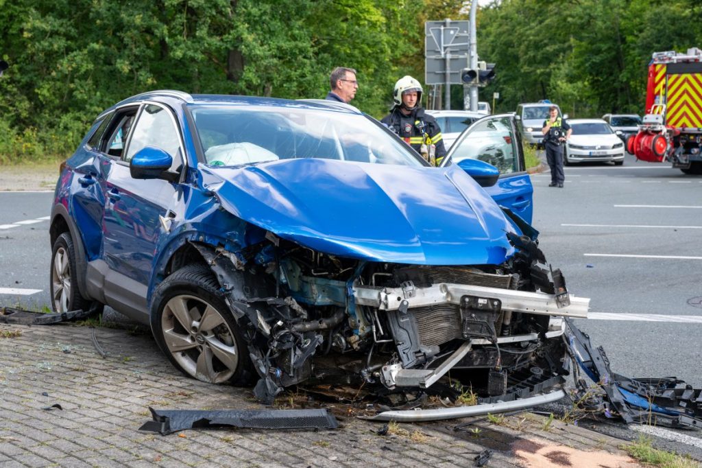 Gegen 9.40 Uhr kam es in Weimar auf der Bundesstraße 7 Kreuzung Ettersburger Straße zu einem schweren Verkehrsunfall. 