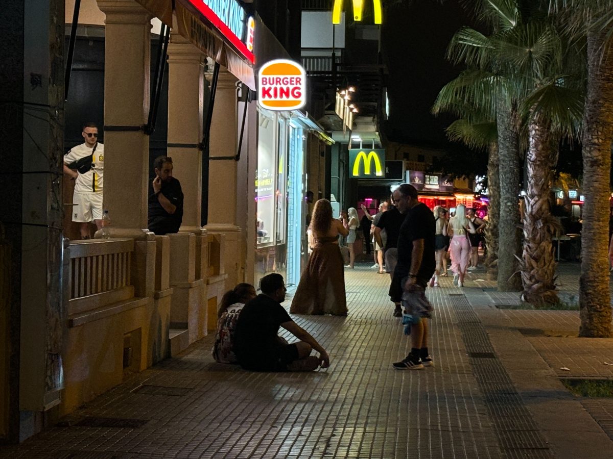 Ein Polizist in Zivil erwischte zwei mutmaßliche Taschendiebe, wie sie einen Mann, der Urlaub auf Mallorca machte, beklauten.