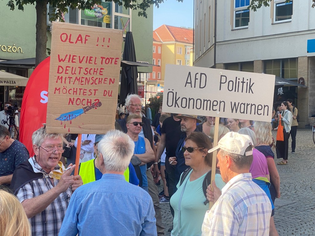 Jenaer diskutieren mit Scholz-Protestierenden zur Thüringen-Wahl.