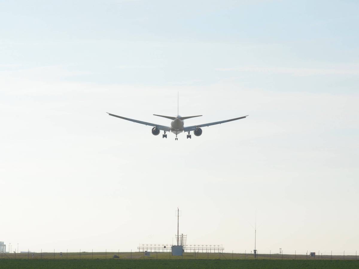 Ein Airline Flugzeug ohne Kennung beim Landeanflug auf den Flughafen Leipzig-Halle.