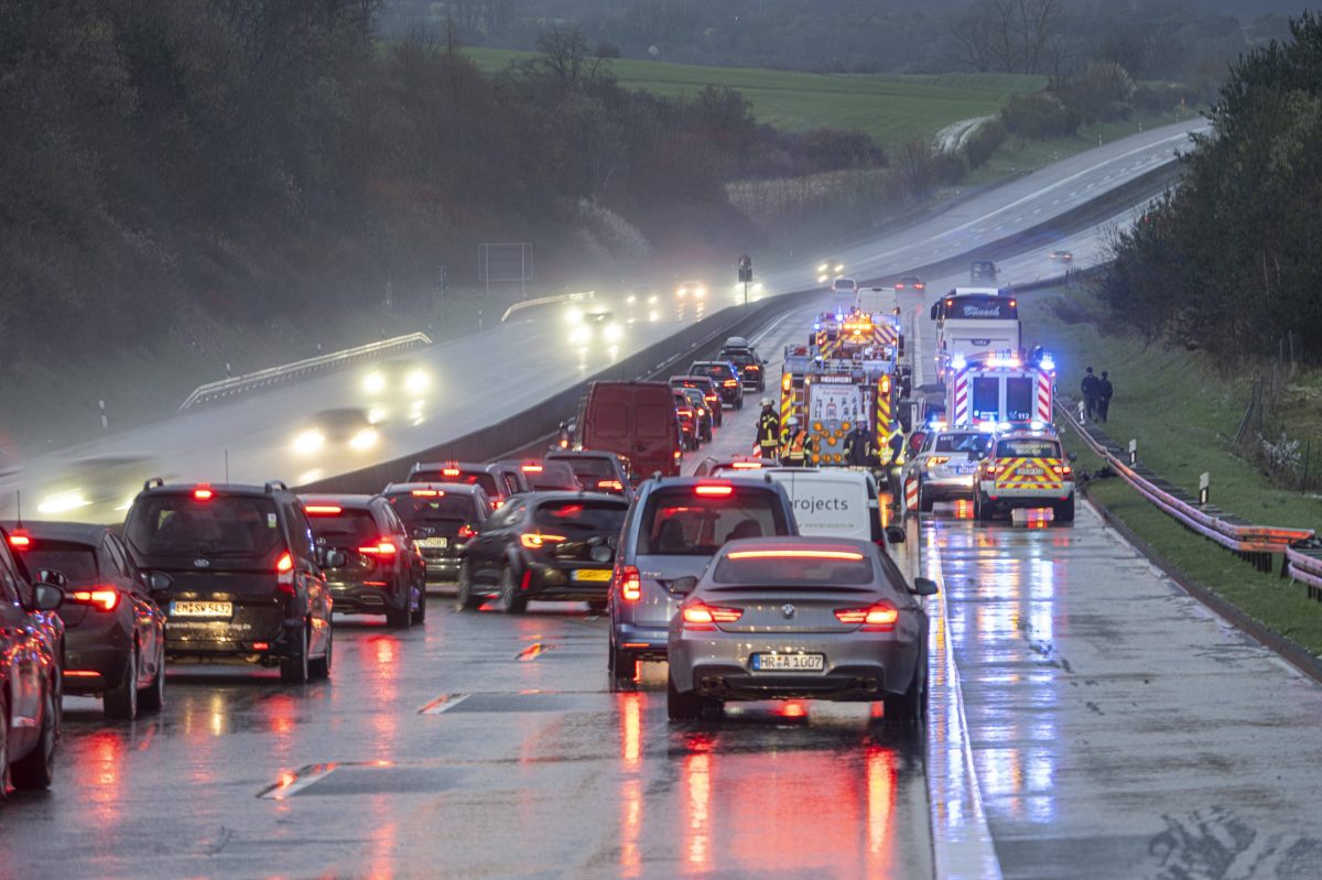 Stau nach einem Unfall auf der Autobahn A5 bei regennasser Fahrbahn in Nieder-Ohmen Hessen Deutschland