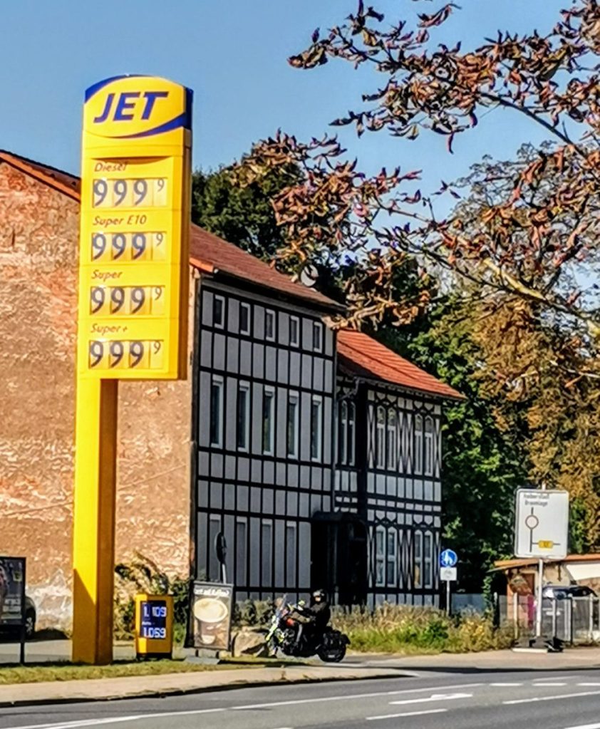 Gerald aus Nordhausen hat eine schräge Entdeckung gemacht. Tanken in Thüringen scheint ein teurer Spaß zu sein...