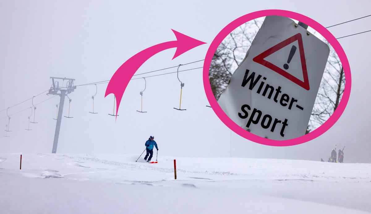 Eine vereinsamte Skipiste in ThÃ¼ringen. Ein Pfeil zeigt auf ein Warnschild mit der Aufschrift 