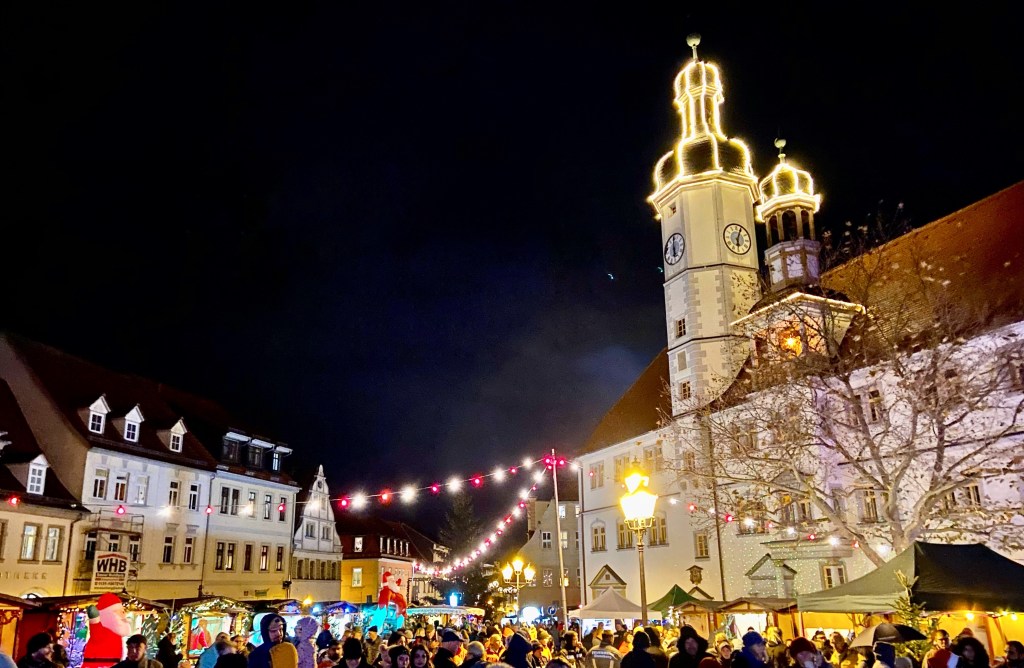 Beleuchteter Weihnachtsmarkt bei Nacht