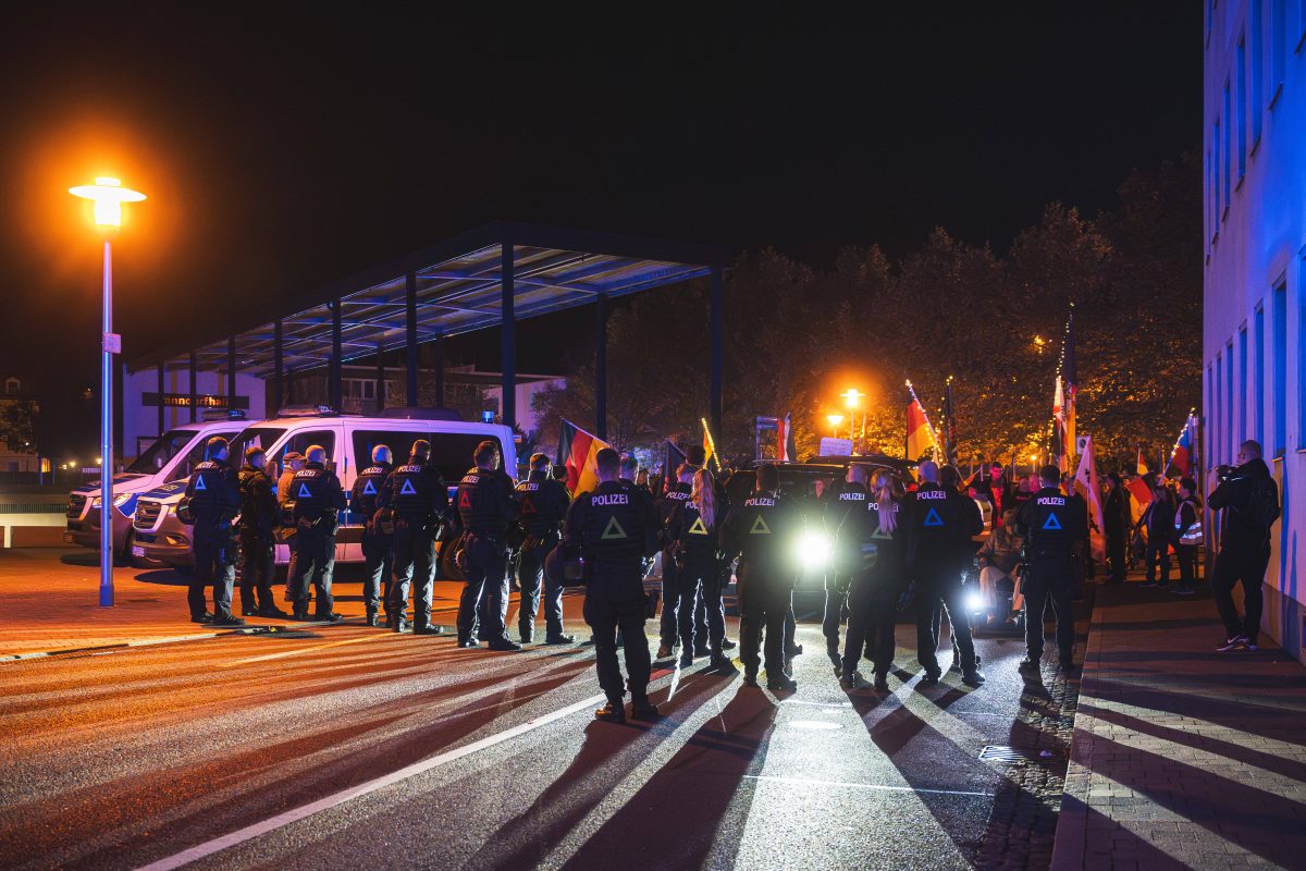 Gera in ThÃ¼ringen: Die Polizei stoppt den Demonstrationszug der rechten Szene nahe der Panndorfhalle.