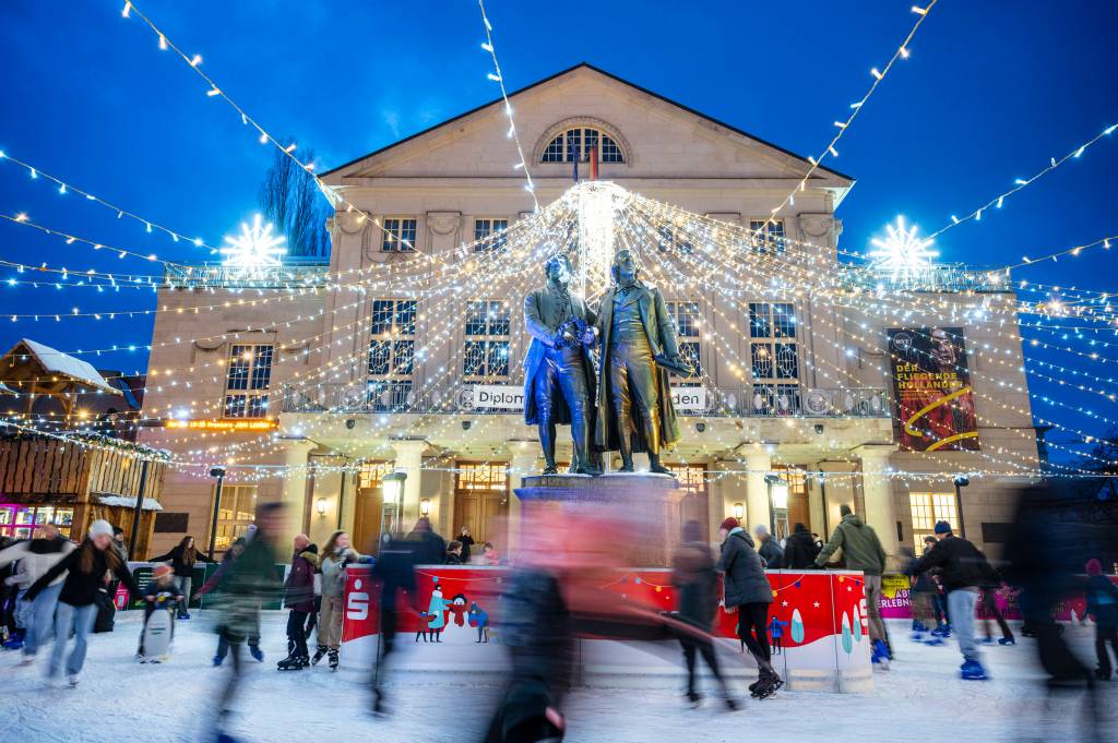 Statuen von Goethe und Schiller stehen mitten auf der Eislaufbahn.