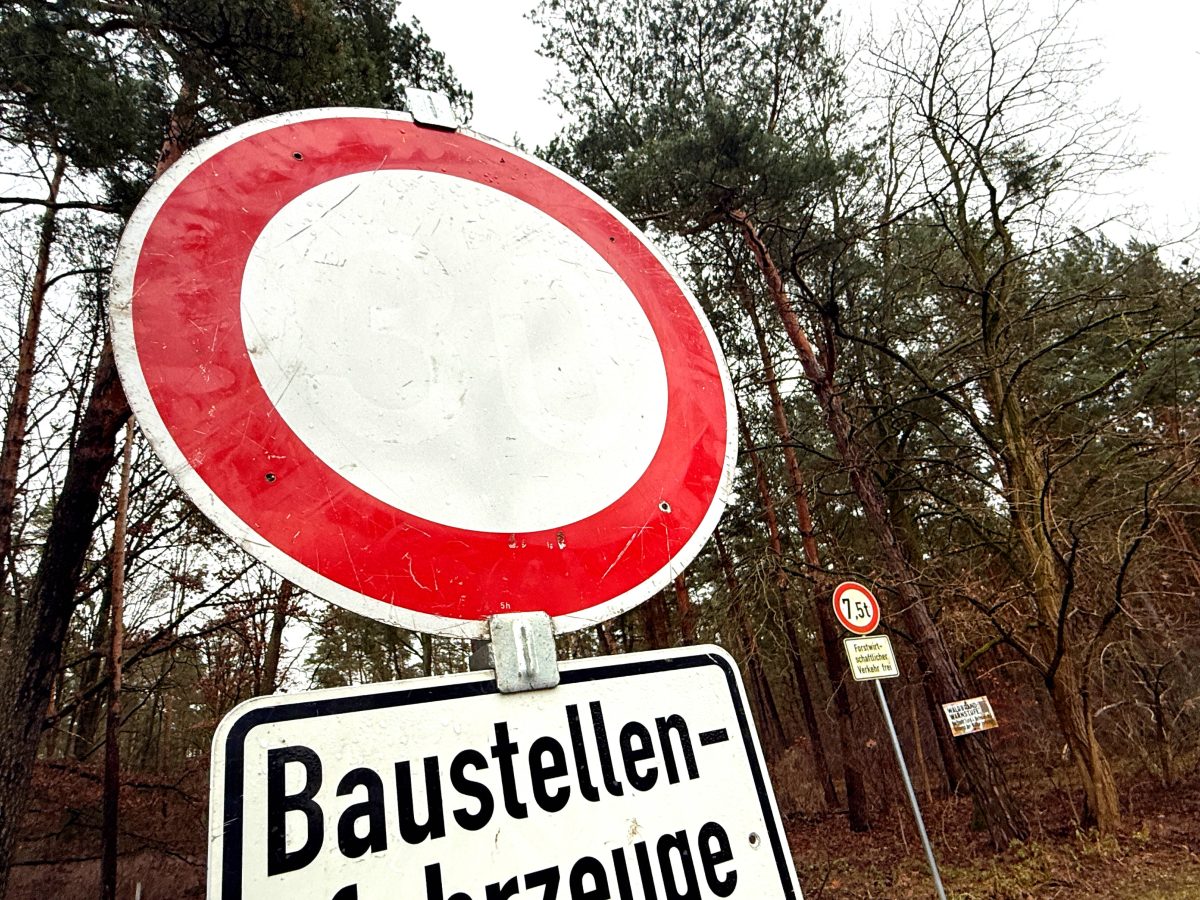 Verkehrsschild Durchfahrtsverbot StraÃŸensperrung Baustelle (Symbolbild)