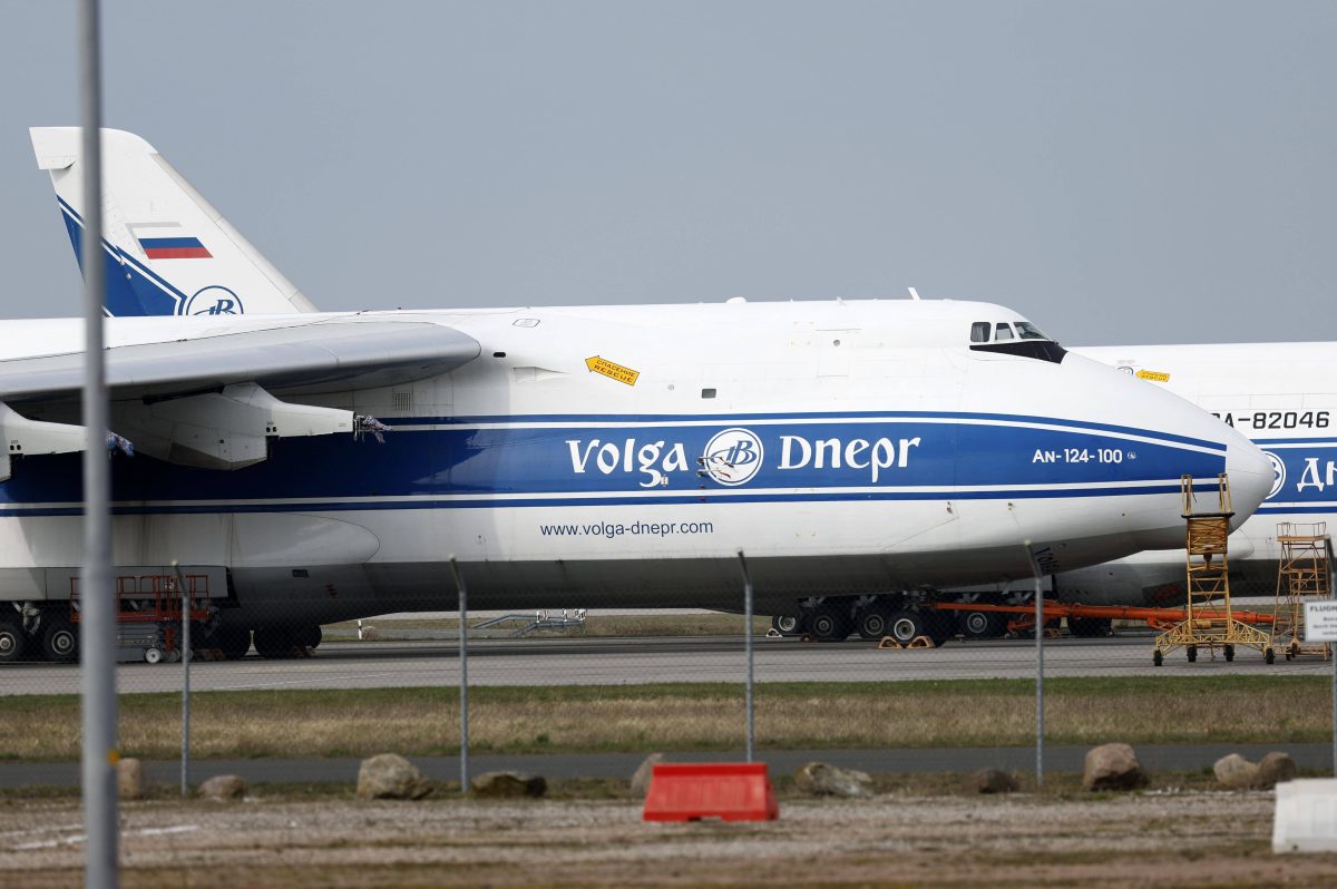 Drei Antonov AN-124 stehen seit Ende Februar 2022 zusammengeschoben am Tower des Flughafens Leipzig/Halle. Die Frachtmaschinen gehören zur russischen Volga-Dnepr Airlines und sind somit wegen des Krieges von den EU-Sanktionen gegen Russland infolge des Ukraine-Krieges betroffen. Sie dürfen wegen EU-Sanktionen nicht abheben. Parkgebühren für die gestrandeten Maschinen zahlen die Eigner aber zuverlässig.