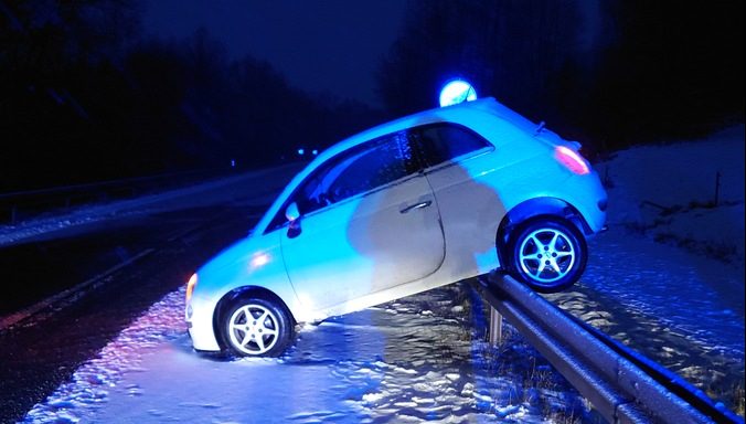 Bei Neuhaus-Schierschnitz hat ein Mann am Sonntagmorgen auf der glatten Straße die Kontrolle über seinen Wagen verloren – und landete unverletzt auf der Schutzplanke.